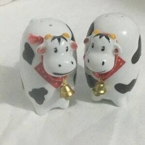 Cow salt and pepper shakers with Switzerland printed on the side.Excellent shape